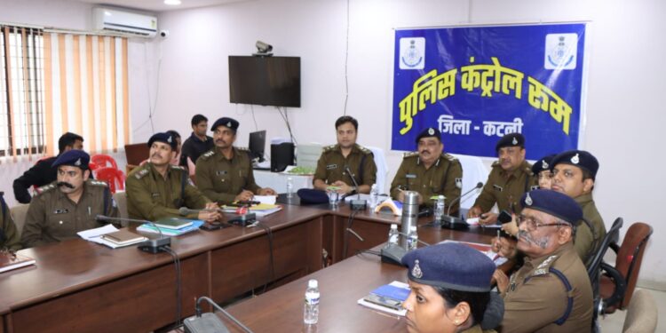 पुलिस कन्ट्रोल रुम में उप पुलिस महानिरीक्षक आर.एस.एस परिहार (भा.पु.से.) का अपराध समीक्षा बैठक