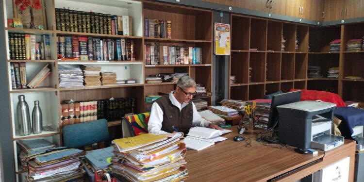 *वरिष्ठ अधिवक्ता ने अपने व्यक्तिगत ओपिनियन पोल से बताया अमरवाड़ा विधानसभा का गणित*  *विधानसभा क्षेत्र के पक्षकारों से पूछ परख कर बनाया सटीक ओपिनियन*