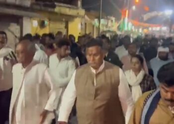 छतरपुर में कांग्रेस विधायक के ड्राइवर सलमान की हत्या के मामले में पूर्व मुख्यमंत्री दिग्विजय सिंह ने कहा जब तक न्याय नहीं मिल जाता वहीं रहेंगे। विधायकों के साथ दिन भर दिया धरना देखिऐVIDEO