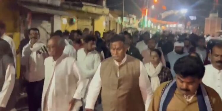 छतरपुर में कांग्रेस विधायक के ड्राइवर सलमान की हत्या के मामले में पूर्व मुख्यमंत्री दिग्विजय सिंह ने कहा जब तक न्याय नहीं मिल जाता वहीं रहेंगे। विधायकों के साथ दिन भर दिया धरना देखिऐVIDEO