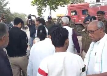 रहली विधानसभा के गढ़ाकोटा थाने पहुचे पूर्व सीएम दिग्विजय सिंह 