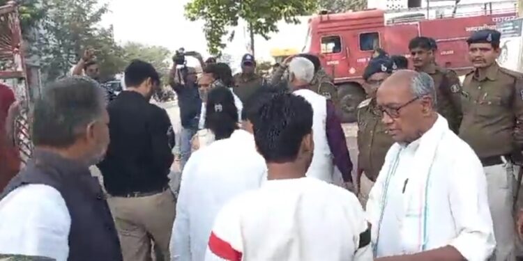 रहली विधानसभा के गढ़ाकोटा थाने पहुचे पूर्व सीएम दिग्विजय सिंह 