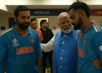 अहमदाबाद में आईसीसी क्रिकेट विश्व कप फाइनल 2023 में ऑस्ट्रेलिया की टीम से हार के बाद PM नरेंद्र मोदी ने भारतीय ड्रेसिंग रूम का दौरा किया और टीम के सदस्यों से मुलाकात की देखिऐ VIDEO
