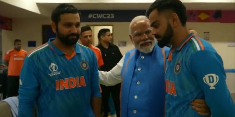 अहमदाबाद में आईसीसी क्रिकेट विश्व कप फाइनल 2023 में ऑस्ट्रेलिया की टीम से हार के बाद PM नरेंद्र मोदी ने भारतीय ड्रेसिंग रूम का दौरा किया और टीम के सदस्यों से मुलाकात की देखिऐ VIDEO
