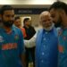 अहमदाबाद में आईसीसी क्रिकेट विश्व कप फाइनल 2023 में ऑस्ट्रेलिया की टीम से हार के बाद PM नरेंद्र मोदी ने भारतीय ड्रेसिंग रूम का दौरा किया और टीम के सदस्यों से मुलाकात की देखिऐ VIDEO