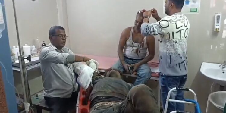 *टिन की चादर से भरा ट्रक ब्रेक फेल होने से पलटा हेल्पर युवक का दाया हाथ कटा*