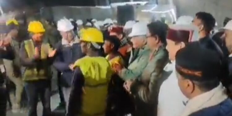आखिरकार 17 दिन के बाद 41 मजदूर भाई बाहर आए।  पूरी रेस्क्यू टीम का आभार जिन्होंने दिन रात मेहनत करके जान बचाई। मजदूर भाइयों की हिम्मत और हौसले की भी दाद देना होगी। देखे VIDEO