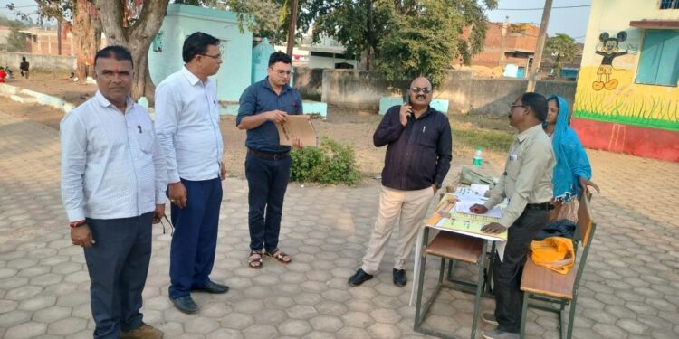 निगम आयुक्त ने मतदान केन्द्रों में व्यवस्था का किया निरीक्षण मतदान केन्द्रों में समुचित इंतजाम से संतुष्ट हुये आयुक्त