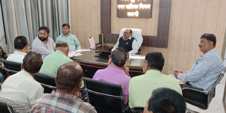 निगमायुक्त विनोद कुमार शुक्ल द्वारा की गई राजस्व वसूली की समीक्षा