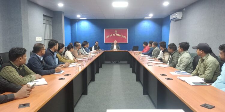 आज होने वाली नेशनल लोक अदालत में विद्युत प्रकरणों के संबंध में हुई विद्युत अधिकारियों की बैठक