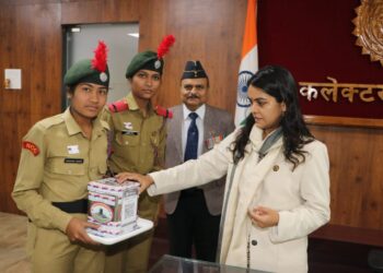 कलेक्टर सुश्री ऋजु बाफना की अध्यक्षता में कलेक्ट्रेट नरसिंह भवन के परिसर में सशस्त्र सेना झंडा दिवस मनाया गया