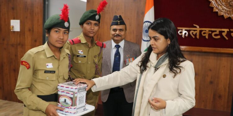 कलेक्टर सुश्री ऋजु बाफना की अध्यक्षता में कलेक्ट्रेट नरसिंह भवन के परिसर में सशस्त्र सेना झंडा दिवस मनाया गया