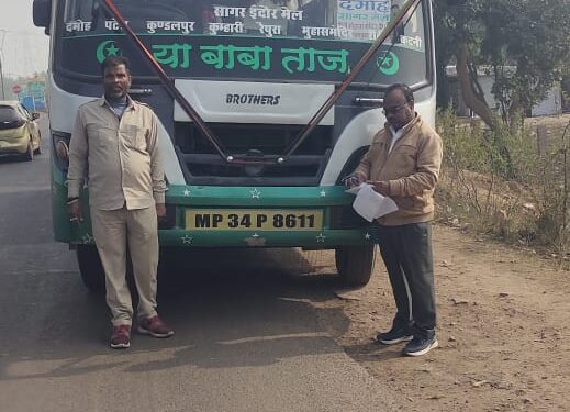नियम विरूद्ध तरीके से दौड रहीं यात्री बसों के विरूद्ध शनिवार को भी की गई कार्यवाही पर 2 लाख से अधिक का लगा जुर्माना आर.टी.ओ द्वारा की गई जिले की 14 यात्री बसों की जांच 88 हजार 742 रूपये का जुर्माना अधिरोपित