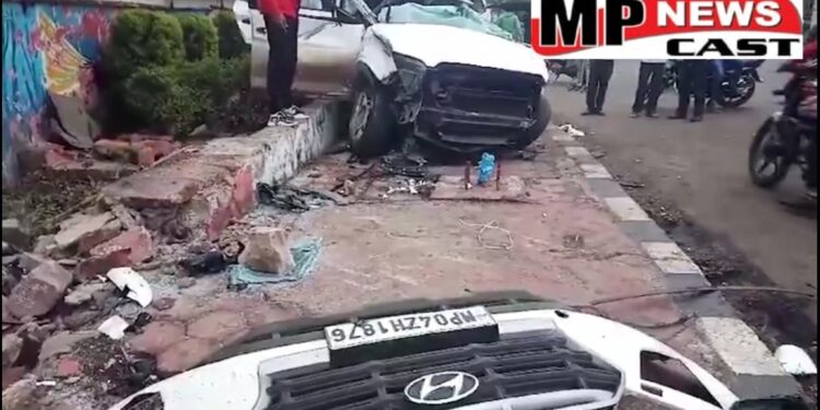 भोपाल रेडक्रॉस हॉस्पिटल के सामने शिवाजी नगर चौराहा पर दर्दनाक हादसा, तेज रफ्तार कार अनियंत्रित होकर फुटपाथ पर चढ़ी। हादसे में दो लोगों की मौत, तीन घायल… एक की हालत गंभीर; 