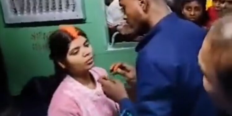पहली बार किसी ने चलती ट्रेन में रचाई शादी वायरल हुआ VIDEO देखे