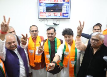भोपाल बीजेपी कार्यालय में जीत का जश्न, सीएम शिवराज, वीडी शर्मा, केंद्रीय मंत्री  ज्योतिरादित्य सिंधिया एवं नरेंद्र सिंह तोमर समेत अन्य मंत्रियों ने एक-दूसरे मिठाई खिलाकर दी बधाई