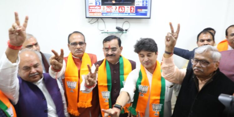 भोपाल बीजेपी कार्यालय में जीत का जश्न, सीएम शिवराज, वीडी शर्मा, केंद्रीय मंत्री  ज्योतिरादित्य सिंधिया एवं नरेंद्र सिंह तोमर समेत अन्य मंत्रियों ने एक-दूसरे मिठाई खिलाकर दी बधाई