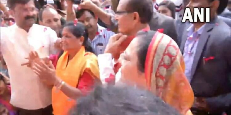 भोपाल: मध्य प्रदेश के सीएम शिवराज सिंह चौहान ने लाड़ली बहनाओं से मुलाकात की और कहा, “PM मोदी करोड़ों जनता के हृदय के हार हैं