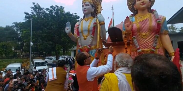 मध्य प्रदेश के मुख्यमंत्री शिवराज सिंह चौहान ने भोपाल में ‘राम रथ यात्रा’ का स्वागत किया। VIDEO