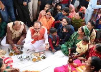 मुख्यमंत्री श्री चौहान को लाडली बहनों ने कराया भोजन