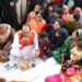 मुख्यमंत्री श्री चौहान को लाडली बहनों ने कराया भोजन
