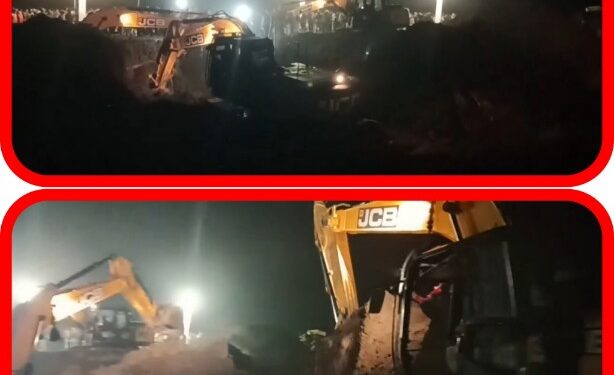नरसिंहगढ़ अनुभाग अंतर्गत ग्राम पिपल्या रसोड़ा में 05 वर्षीय बालिका बोरवेल में फसी हैं। बालिका को सुरक्षित निकालने हेतु एनडीआरएफ,एसडीआरएफ टीम द्वारा कलेक्टर श्री हर्ष दीक्षित,एसपी श्री धर्मराज मीना की मौजूदगी में रेस्क्यू ऑपरेशन जारी VIDEO