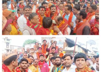 अप्रत्याशित जीत पर भाजपा कार्यकर्ताओं ने मनाया जीत का जश्न  जुलूस निकालकर फोड़े बम-फटाखे,रंग गुलाल उड़ाया ,एक -दूसरे को मिठाई भी खिलाई