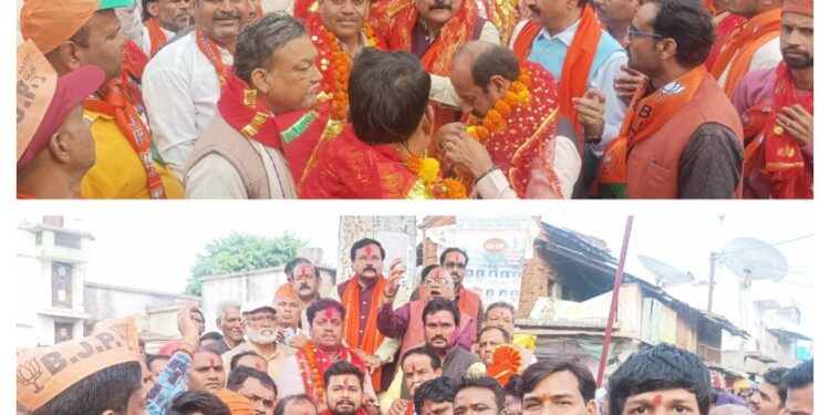 अप्रत्याशित जीत पर भाजपा कार्यकर्ताओं ने मनाया जीत का जश्न जुलूस निकालकर फोड़े बम-फटाखे,रंग गुलाल उड़ाया ,एक -दूसरे को मिठाई भी खिलाई