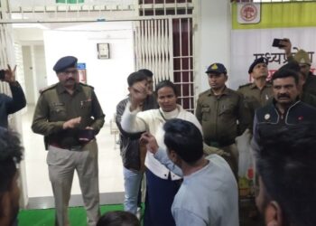चोरी के साथ में महिला और एक व्यक्ति के साथ पुलिस ने की मारपीट   पूरे मामले में पुलिसकर्मियों पर की जा रही विभागीय जांच