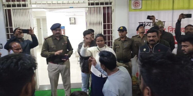 चोरी के साथ में महिला और एक व्यक्ति के साथ पुलिस ने की मारपीट पूरे मामले में पुलिसकर्मियों पर की जा रही विभागीय जांच