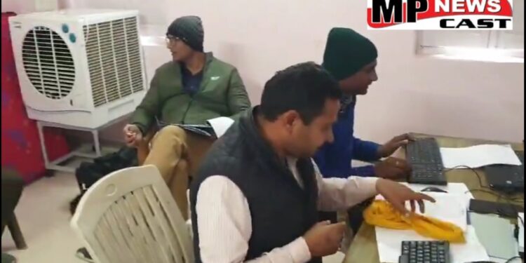 5 हजार रुपए की रिश्वत लेते हुए सरपंच कृष्ण कुमार सिंह रंगे हाथों गिरफ्तार