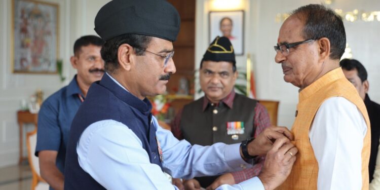 मुख्यमंत्री श्री चौहान ने सशस्त्र सेना झंडा दिवस पर प्रदान की सहयोग राशि