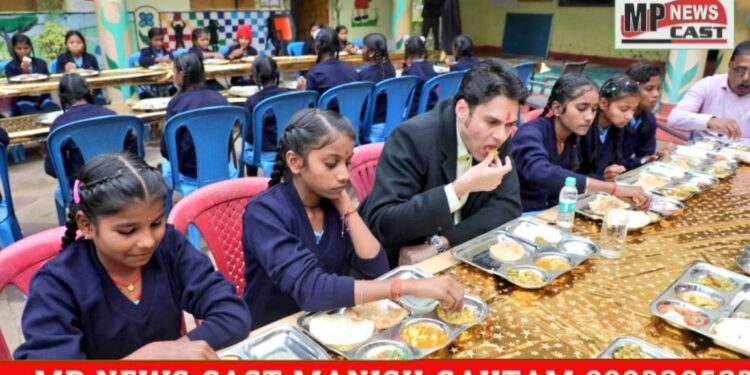 कलेक्टर अविप्रसाद ने खितौली कन्या छात्रावास  में छात्राओं के साथ बैठकर किया भोजन। छात्राओं से पूछी समस्याएं और बेहतर अंक अर्जित करने किया प्रेरित।