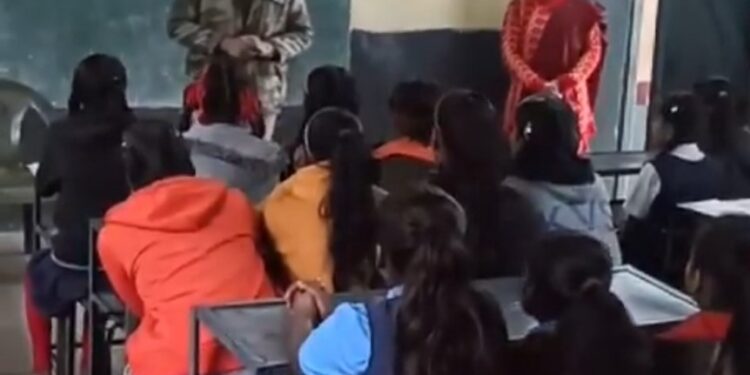 महिला थाना प्रभारी द्वारा शासकीय माध्यमिक शाला बस स्टैण्ड के छात्रों से संवाद कर दिलाया सुरक्षा का एहसास VIDEO