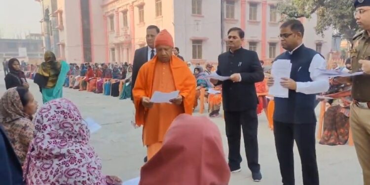 आज जनपद गोरखपुर स्थित गोरखनाथ  परिसर में जनता दर्शन में आए लोगों की समस्याओं को सुना देखे VIDEO