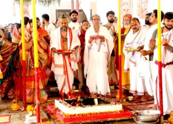 मुख्यमंत्री श्री चौहान शतचंडी यज्ञ में हुए शामिल करुणाधाम आश्रम में अर्पित की पूर्णाहुति