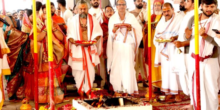 मुख्यमंत्री श्री चौहान शतचंडी यज्ञ में हुए शामिल करुणाधाम आश्रम में अर्पित की पूर्णाहुति