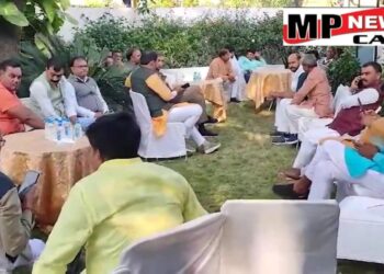 भोपाल प्रहलाद पटेल के बंगले पर एकत्र हुए समर्थक, मिलने वालों की लगी भीड़, सुरक्षा व्यवस्था को सख्त किया गया, 
