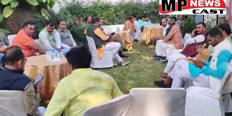 भोपाल प्रहलाद पटेल के बंगले पर एकत्र हुए समर्थक, मिलने वालों की लगी भीड़, सुरक्षा व्यवस्था को सख्त किया गया, 