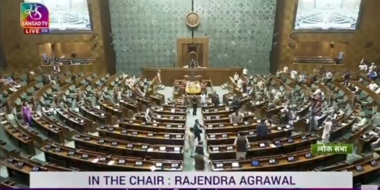 लोकसभा की सुरक्षा में बड़ी चूक विजिटर गैलरी से चैंबर में कूदे दो लोग बेंच पर चढ़ कर छिड़की गैस देखे VIDEO
