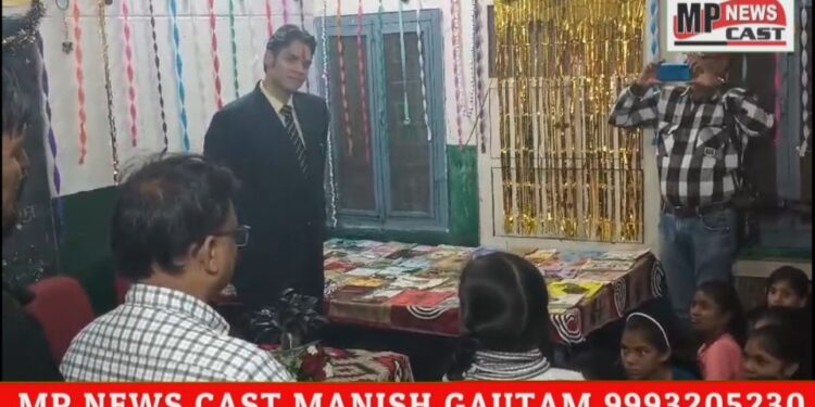 कटनी।स्लीमनाबाद के कस्तूरबा गांधी छात्रावास पहुंचे कलेक्टर श्री अवि प्रसाद। छात्राओं ने कलेक्टर का परंपरागत तरीके से किया स्वागत।