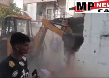 भोपाल BJP कार्यकर्ता से मारपीट कर हाथ काटने वाले आरोपी असलम फारुख राइन उर्फ मिन्नी के घर चला बुलडोजर