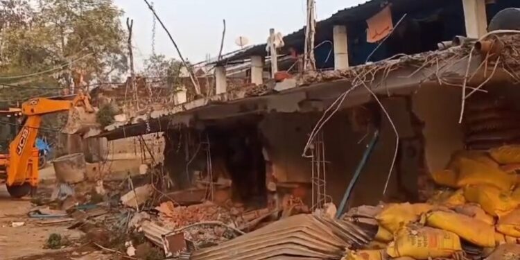 शासकीय कार्य में बाधा उत्पन्न करने एवं मारपीट के आरोपियों के विरुद्ध प्रशासन की कड़ी कार्रवाई आरोपियों के मकान का अवैध हिस्सा ढहाया देखे VIDEO