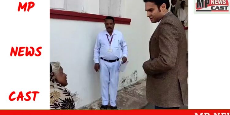 *कलेक्टर अविप्रसाद 75 वर्षीय सुशीला बाई को अपने कक्ष के बाहर पोर्च में कुर्सी में बैठाकर सुनीं समस्या*