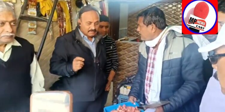 मिशन चौक मीट मार्केट में मचा हड़कंप, खुले में मांस विक्रय पर प्रतिबंध लगाने की कार्रवाई, एक मीट दुकान से जब्त किया गया मांस,दल बल के साथ पहुंचे स्वास्थ अधिकारी व्यापारियों में मची खलबली, 