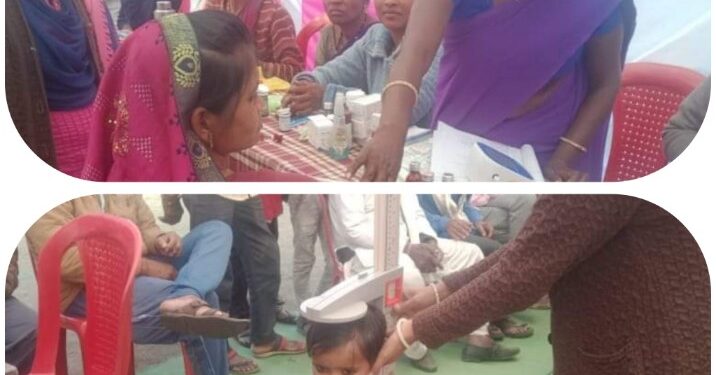 विकसित भारत संकल्प यात्रा के अंतर्गत नवाचार करते हुये धात्री महिलाओं और कुपोषित बच्चों के स्वास्थ्य की कराई जा रही है जाँच