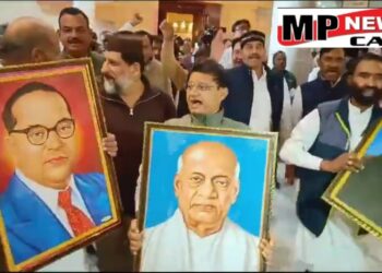 भोपाल  हाथों में पंडित जवाहर लाल नेहरू जी, सरदार वल्लभभाई पटेल और डॉ भीमराव अंबेडकर की तस्वीर लेकर विधानसभा के अंदर पहुंचे नेता प्रतिपक्ष