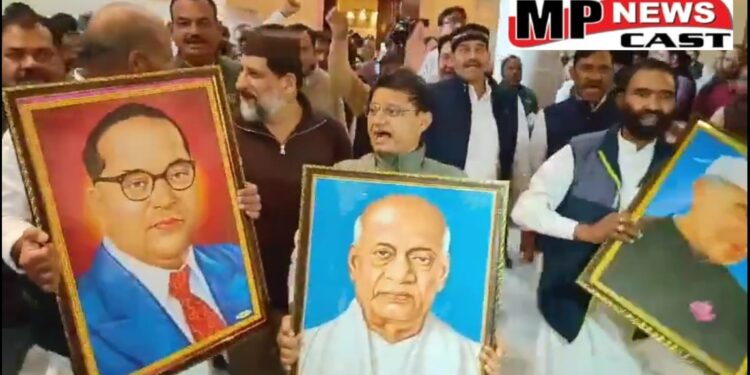 भोपाल  हाथों में पंडित जवाहर लाल नेहरू जी, सरदार वल्लभभाई पटेल और डॉ भीमराव अंबेडकर की तस्वीर लेकर विधानसभा के अंदर पहुंचे नेता प्रतिपक्ष