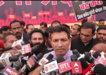 प्रदेश कांग्रेस अध्यक्ष जीतू पटवारी जी सांसदों के निलंबन के ख़िलाफ़ प्रदर्शन के बाद मीडिया से बात कर रहे हैं।