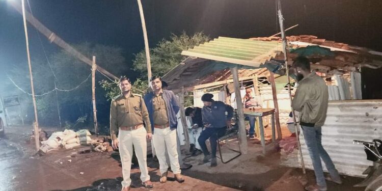 समर्थन मूल्य पर अन्य जिलों से बिक्री हेतु आने वाली धान की रोकथाम हेतु उडनदस्ता दल तैनात  उपार्जन कार्य मे दलालों और बिचोलियों पर प्रशासन की पैनी नजर